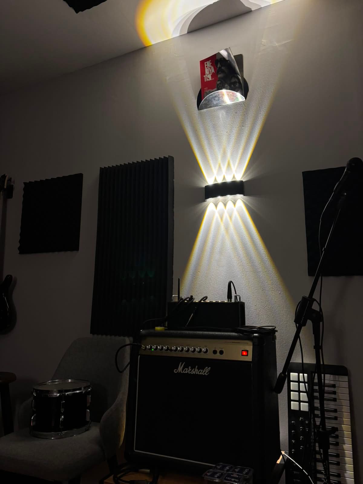 Stüdyo atmosferi — Marshall amp ve ortam ışıkları
