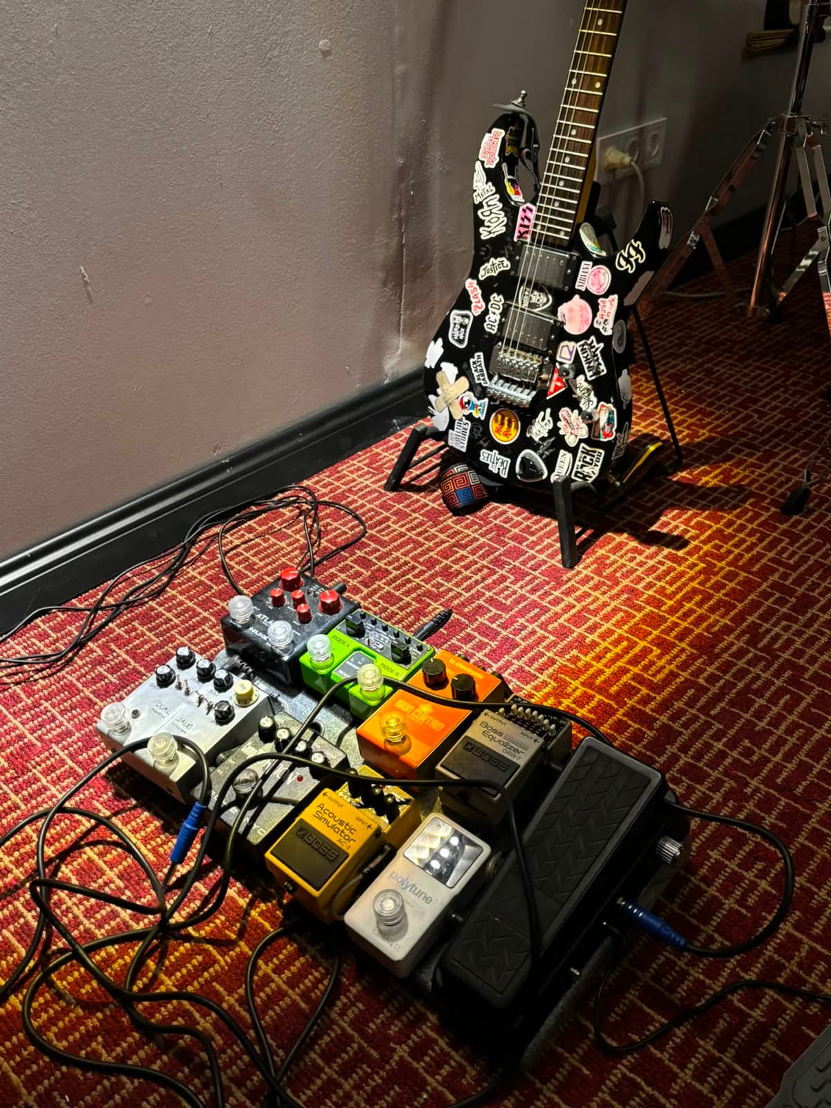 Gitar pedalboard ve enstrüman koleksiyonu